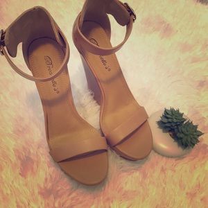 NWOT Breckelle’s Platform Wedge